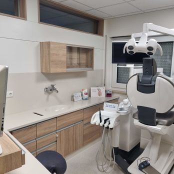 Praxiseinrichtung im Behandlungszimmer