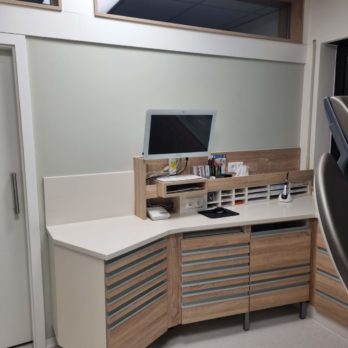 Schreibtisch mit vielen Schubladen für den Praxisbereich
