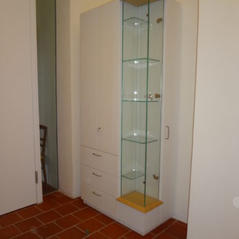 Regal mit Glasvitrine