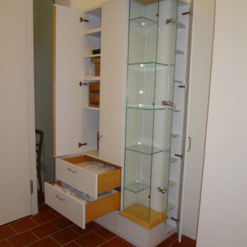 Regal mit Glasvitrine