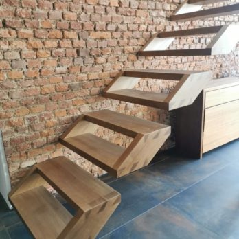 Moderne "schwebende" Holztreppe