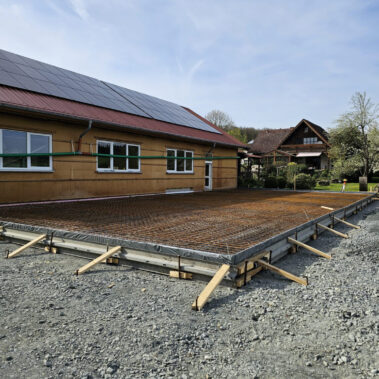 Bewehrungsgitter liegen bereit – Vorbereitung der Bodenplatte für den Hallenbau.