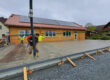 Team beim Betonieren der Bodenplatte – gemeinsamer Einsatz beim Hallenbau.