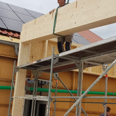 Wände der neuen Halle werden mit einem Kran montiert – Holzrahmenbau im Aufbau.