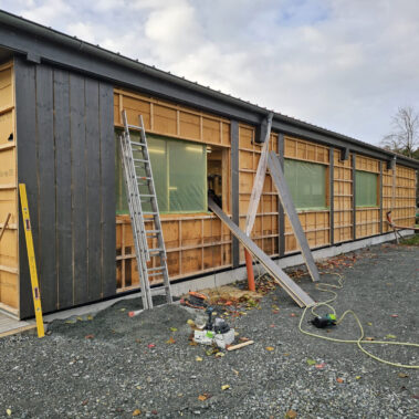 Unterkonstruktion aus Holz wird montiert