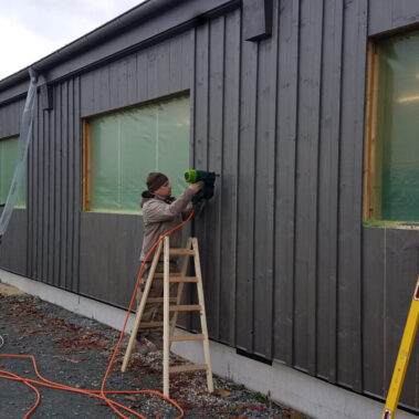 Außenwände der neuen Halle mit sichtbarer Unterkonstruktion – Vorbereitung der Holzverschalung.