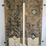 Restaurierte Haustür im Übergang – altes und neues Holz sichtbar, Beschläge ergänzt und aufgearbeitet.