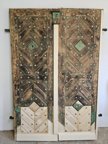 Restaurierte Haustür im Übergang – altes und neues Holz sichtbar, Beschläge ergänzt und aufgearbeitet.