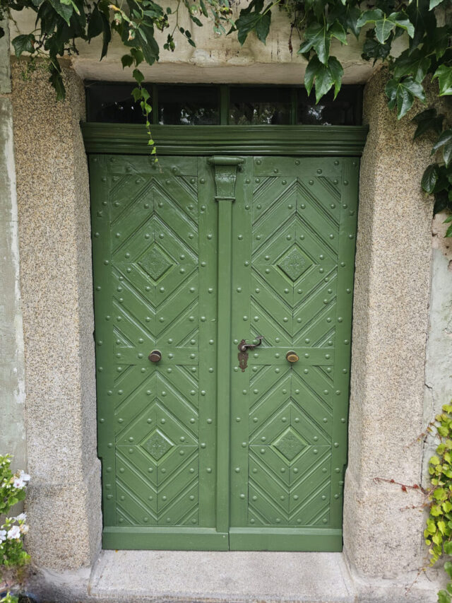 Aus alt mach neu – Tür nachher Komplett restaurierte grüne Holztür in neuem Glanz mit historischen Beschlägen.