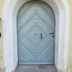 Neue nachgebaute Haustür mit Rundbogen