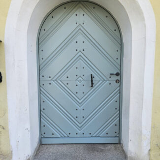 Neue nachgebaute Haustür mit Rundbogen