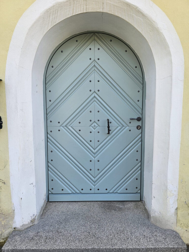 Neue nachgebaute Haustür mit Rundbogen