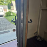 Sicherheitsstandard an einer neuen, nachgebauten Haustür mit Rundbogen