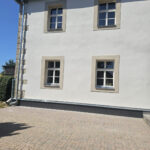 Kiefernholz-Fenster mit natürlicher Leinöloberfläche in renoviertem Haus