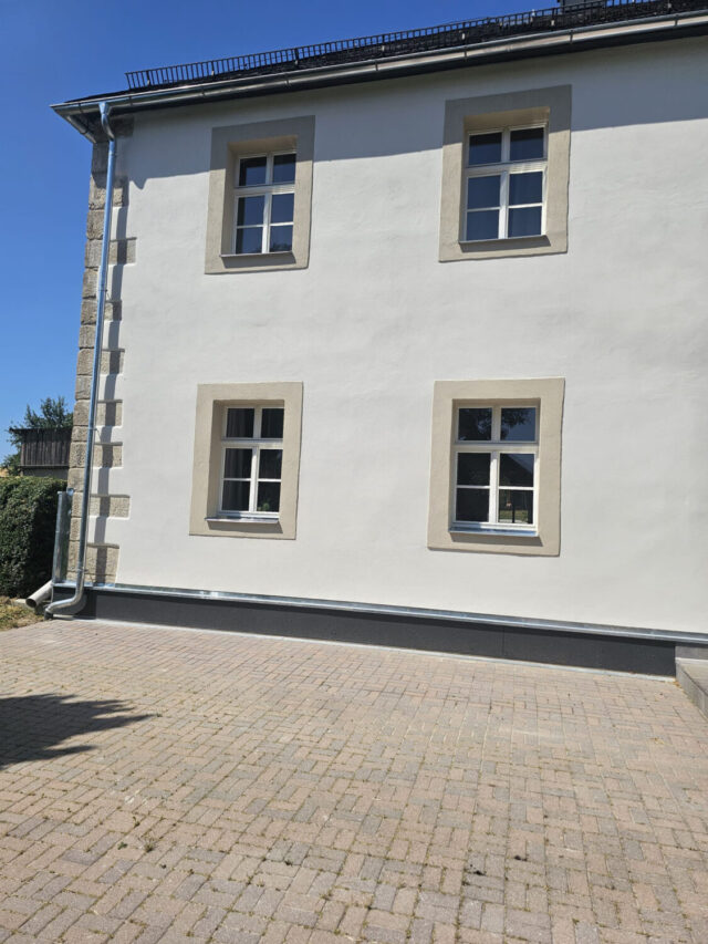 Nachher – Kiefernholz-Fenster mit natürlicher Leinöloberfläche Kiefernholz-Fenster mit natürlicher Leinöloberfläche in renoviertem Haus