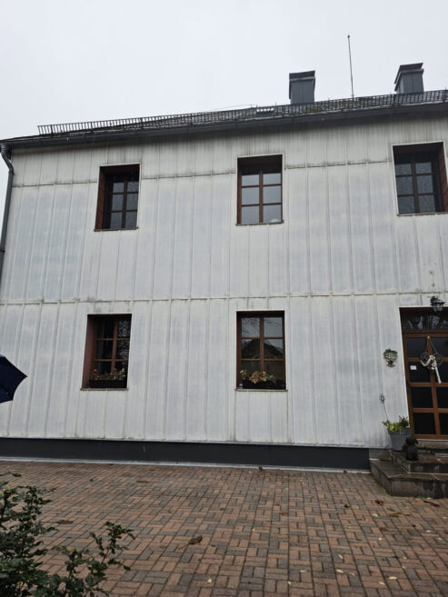 alte Fenster in einem Wohnhaus mit in die Jahre gekommener Fassade