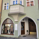 Altstadtfassade mit instand gesetzten historischen Fenstern