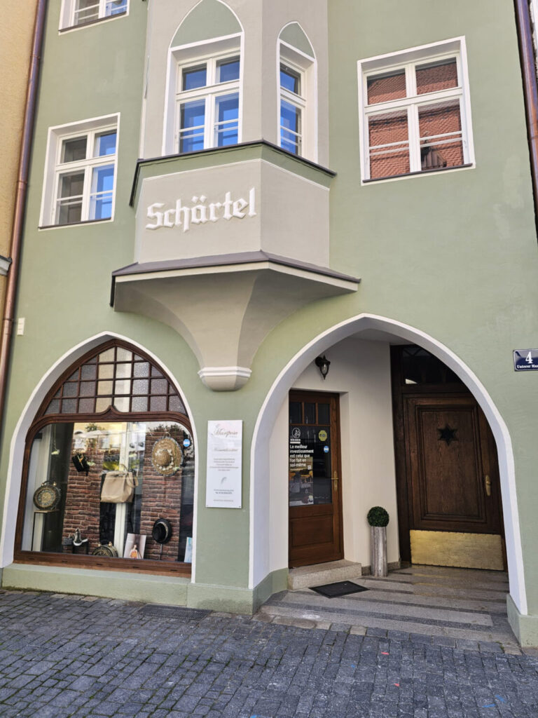 Altstadtfassade mit instand gesetzten historischen Fenstern