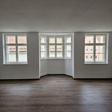 Altbau-Raum mit instand gesetzten Holzfenstern