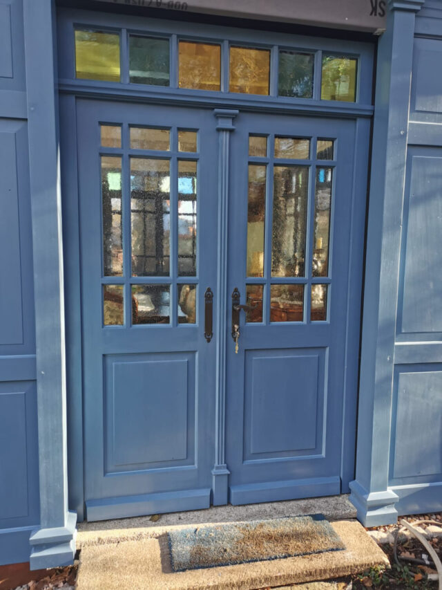 Holztür am Gartenhaus mit handwerklicher Verarbeitung