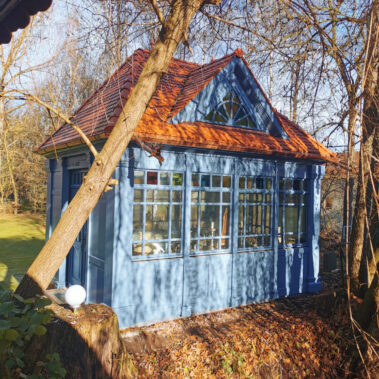 Gartenhaus aus Nadelholz mit traditioneller Verglasung