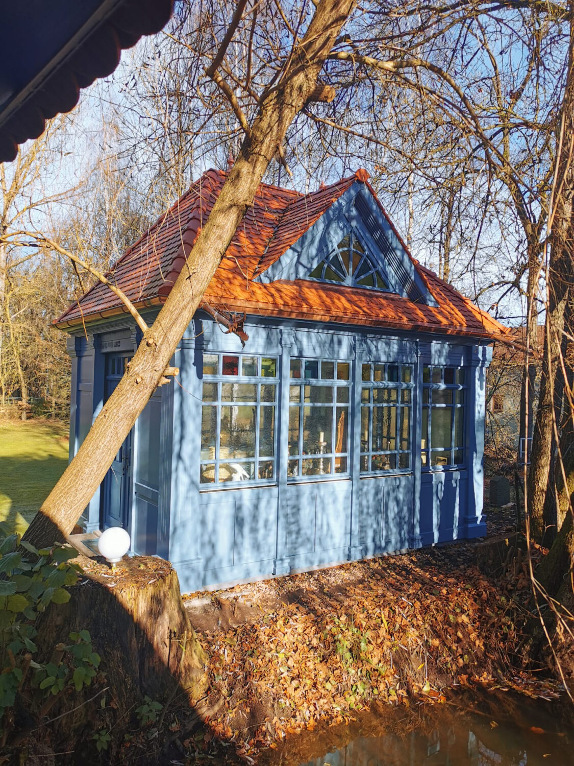 Gartenhaus aus Nadelholz mit traditioneller Verglasung Gartenhaus aus Nadelholz mit traditioneller Verglasung