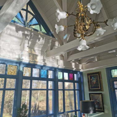 Innenraum des Gartenhauses mit Holzfenstern und Lamberts Glas