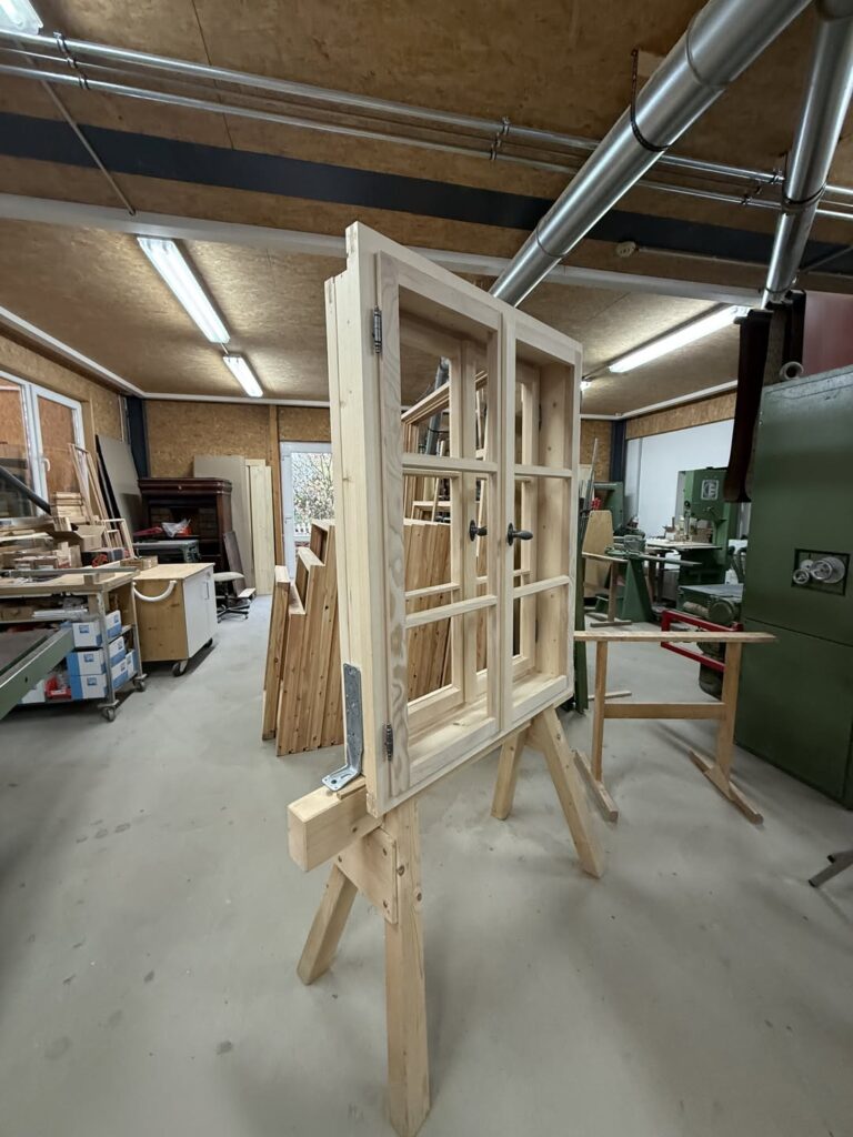 Ausstellungsstück eines Kastenfensters in der Werkstatt der Schreinerei Rödl